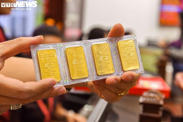 Nhiều người đang tính việc mua vàng để đợi đến ngày vía Thần Tài bán ra hưởng chênh lệch. (Ảnh minh họa: Công Hiếu)