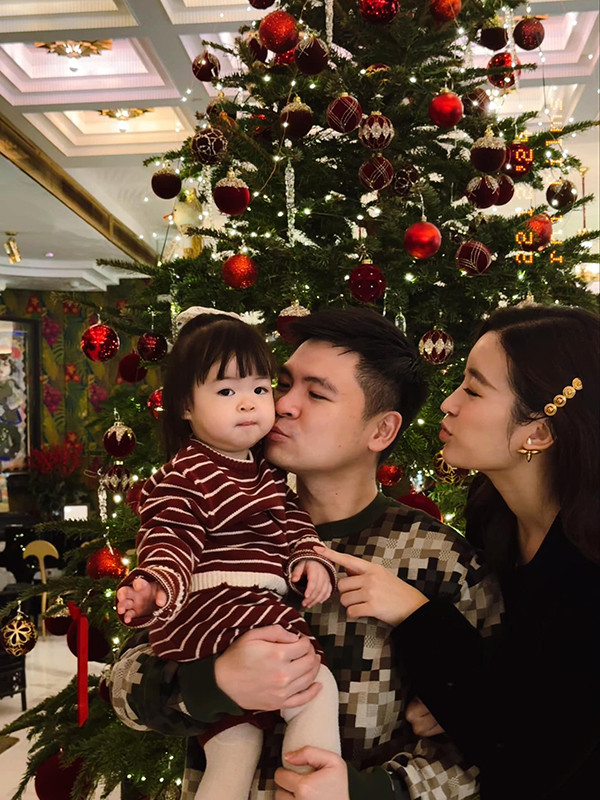 Con gái Hoa hậu Đỗ Mỹ Linh xinh xắn đi chơi ngày giáp Tết - Ảnh 3.