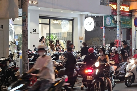 Cuộc đua giảm giá sâu tại các cửa hàng thời trang cận Tết, người mua tấp nập
