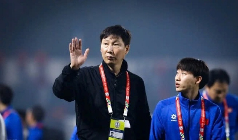 HLV Kim Sang Sik đã quay lại Việt Nam sau kỳ nghỉ ngắn ở Hàn Quốc. Báo Giao thông.