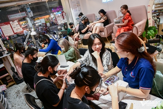 Tiệm nail, salon tóc quá tải ngày cận Tết, chị em sẵn sàng đợi từ sáng đến khuya