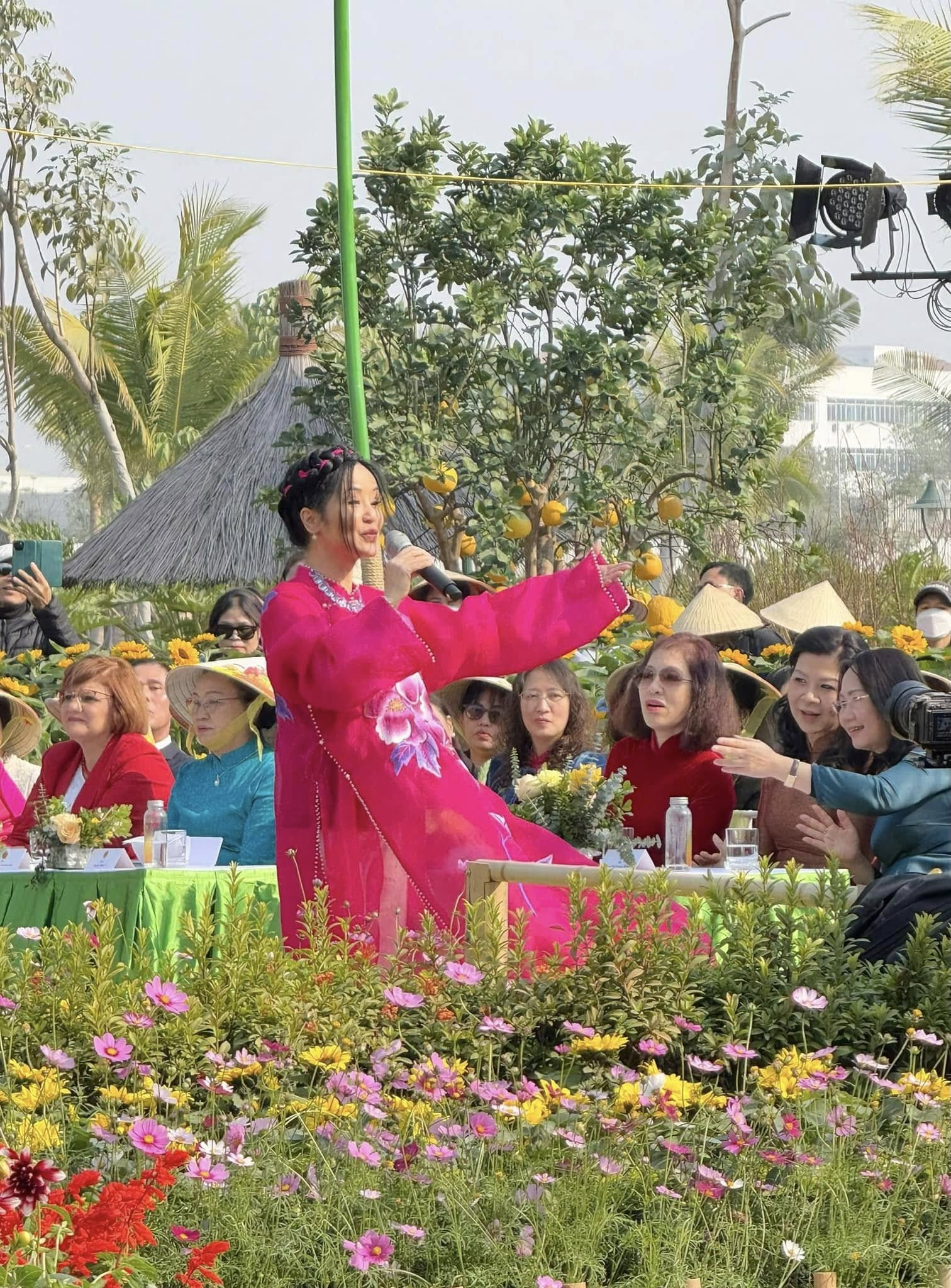 Áo dài Tết trị giá cả trăm triệu đồng được Hồng Nhung lăng xê- Ảnh 3.