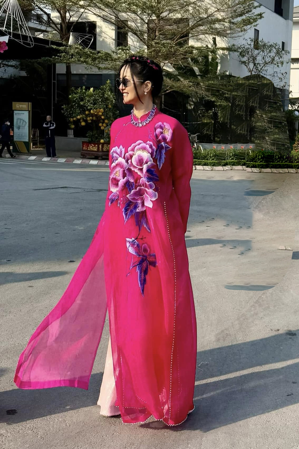 Áo dài Tết trị giá cả trăm triệu đồng được Hồng Nhung lăng xê- Ảnh 2.