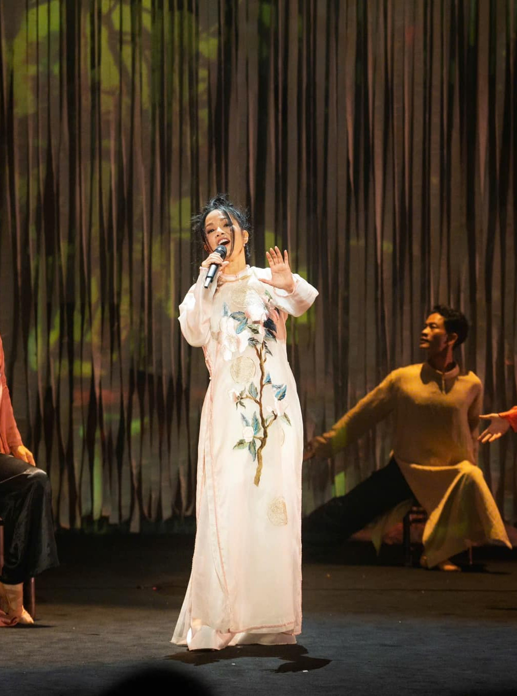 Áo dài Tết trị giá cả trăm triệu đồng được Hồng Nhung lăng xê- Ảnh 7.