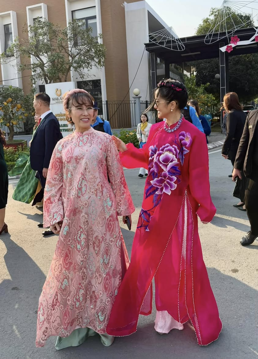 Áo dài Tết trị giá cả trăm triệu đồng được Hồng Nhung lăng xê- Ảnh 4.