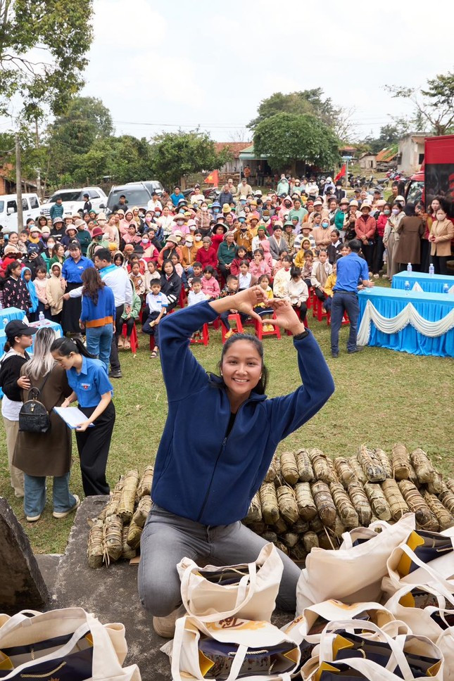 H'Hen Niê gói 400 đòn bánh tét ảnh 9