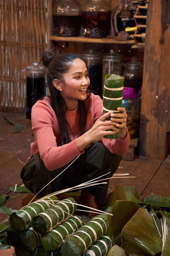H'Hen Niê gói 400 đòn bánh tét ảnh 4
