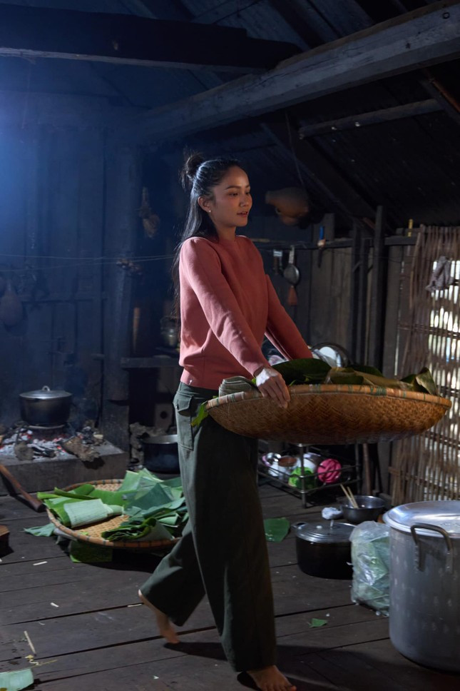 H'Hen Niê gói 400 đòn bánh tét ảnh 3
