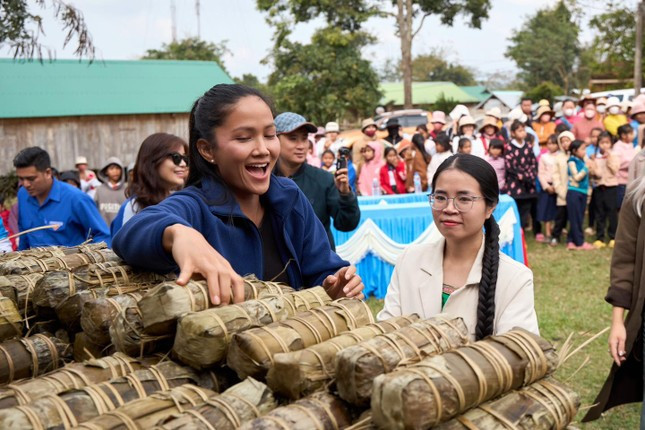 H'Hen Niê gói 400 đòn bánh tét ảnh 10