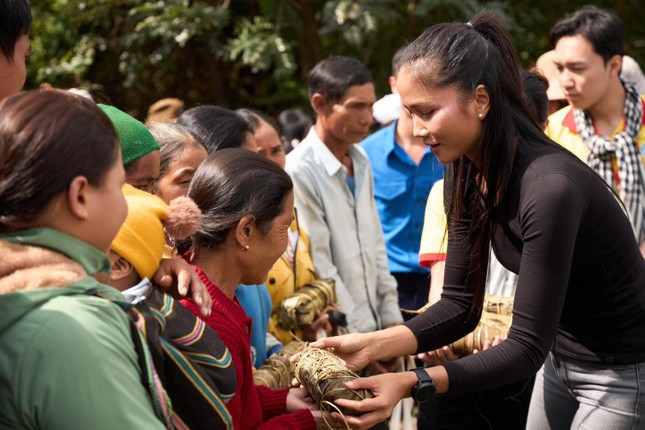 H'Hen Niê gói 400 đòn bánh tét ảnh 11