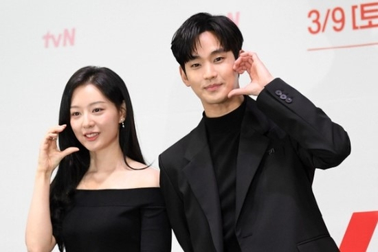 Kim Soo Hyun nói gì về tin hẹn hò Kim Ji Won?