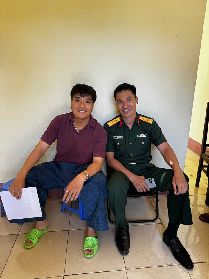 Đào Nguyễn Ánh chia sẻ hình ảnh hậu trường với diễn viên Mạnh Trường.