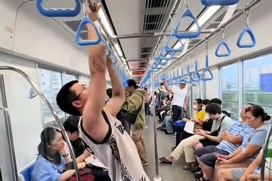 Đề nghị công an vào cuộc vụ thanh niên hít xà đơn trên tàu metro số 1