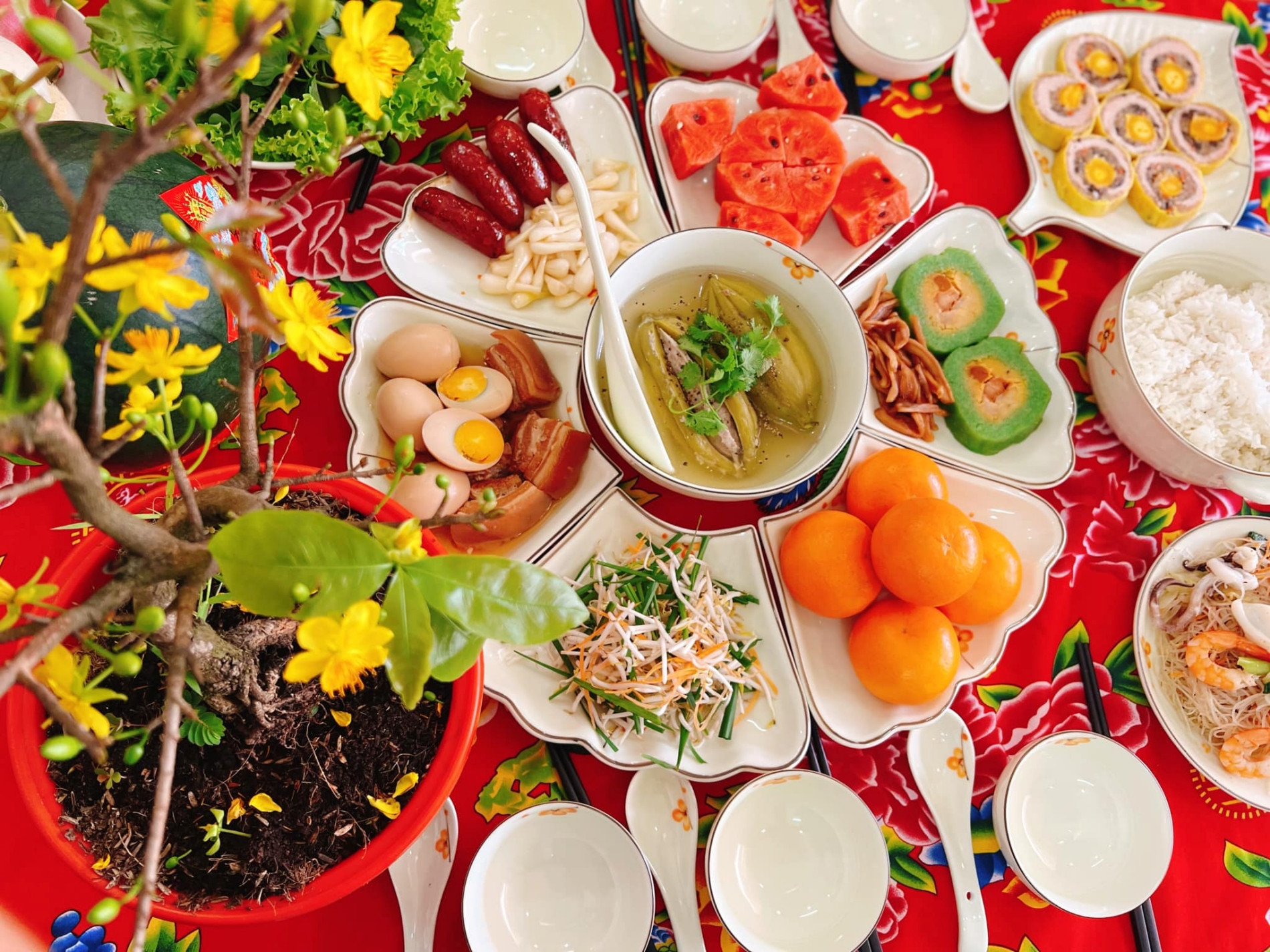 ảnh 2 mâm cúng tất niên Huỳnh Hồng Đào.jpg