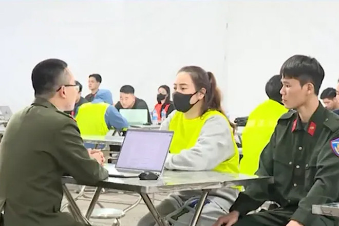 Công an lấy lời khai các đối tượng trong đường dây lừa đảo. (Ảnh: Công an Bắc Ninh)