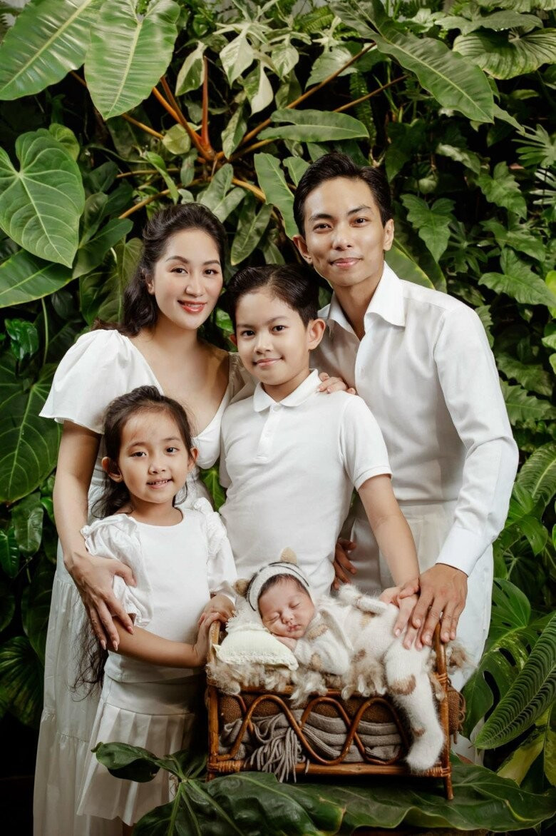 Khánh Thi Phan Hiển khoe biệt thự được trang trí Tết hoành tráng- Ảnh 11.