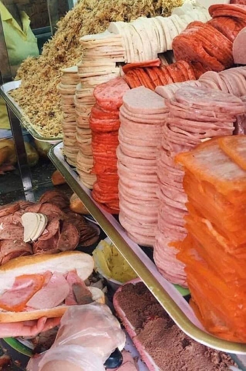 Trên thực tế, nếu những thực phẩm thịt xông khói, xúc xích hoặc giăm bông được cung cấp bởi các cơ sở kém uy tín cho thêm nhiều chất phụ gia không tốt cho sức khỏe, khi ăn vào sẽ làm tăng gánh nặng cho gan, gây hại cho sức khỏe. Ảnh minh họa.