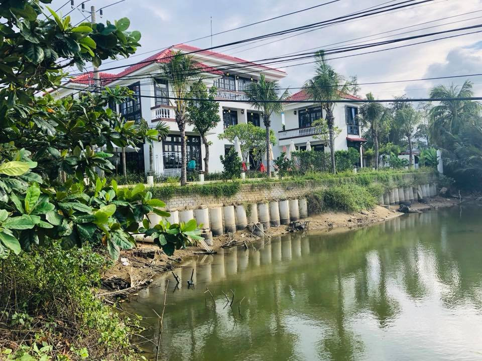 An English woman and a South African were found dead inside a holiday villa in Vietnam (PICTURED). Greta Marie Otteson, 33, and her fiance Els Arno Quinton, 36, reportedly drank bottles of wine at the Hoi An Silverbell villa in Hoi An Town in central Quang Nam province. They were discovered dead in separate rooms by shocked resort staff who arrived to clean the property on December 26. Greta was said to have been lying in her bed lifeless in room 101. Officers then barged into Arno's locked room and also found him dead. ???PACKAGE: Pictures, text