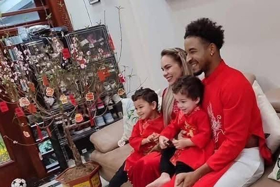 Xuân Son mặc áo dài, Đình Triệu trông nồi bánh chưng ngày Tết