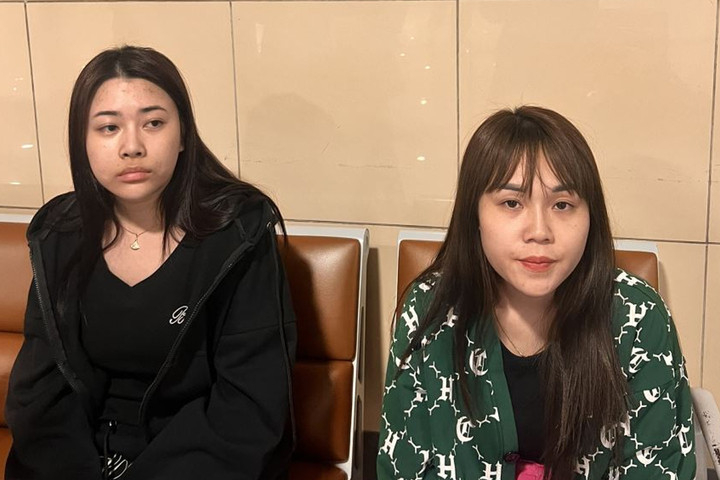 Phạm Thị Huyền Trang (áo đen) tại cơ quan công an. (Ảnh: Công an tỉnh Bắc Ninh)