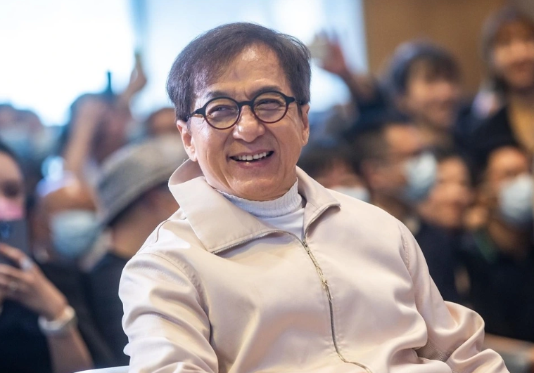 Ngoại hình khác lạ 'vua võ thuật' Thành Long ở tuổi 71 gây chú ý khắp cõi mạng - Ảnh 3