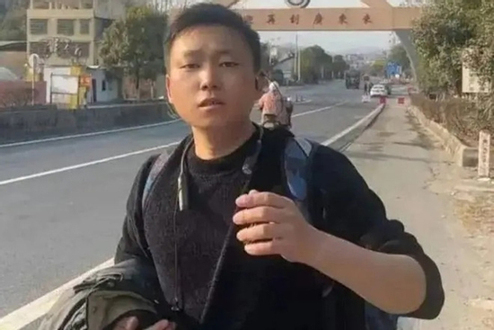 Người đàn ông đi bộ hơn 650km về quê ăn Tết