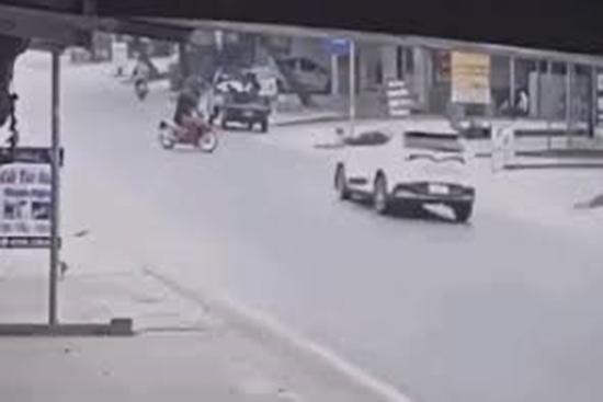 Hoảng hồn cảnh xe ô tô mất lái, lao thẳng vào nhà dân gây tai nạn