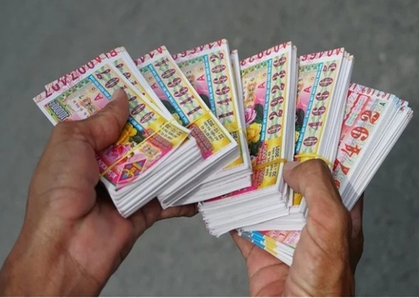 Tờ vé số thay đổi cuộc đời anh thợ hồ. Ảnh minh họa