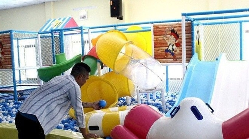 Anh Th đã đầu tư tiền xây dựng khu vui chơi cho trẻ em ở quê.