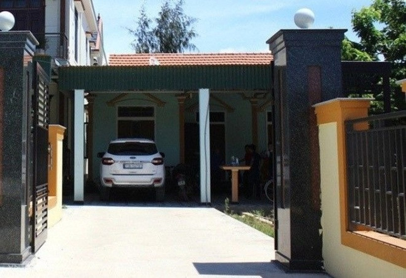 Căn nhà cấp 4 được Th sửa chữa lại và chiếc ô tô xịn.