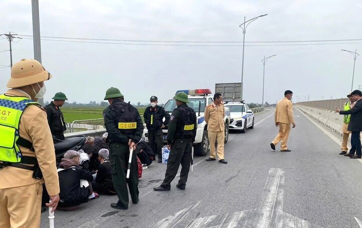 Lực lượng CSGT kịp thời ngăn chạn nhóm thanh thiếu niên đi xe máy vào cao tốc.