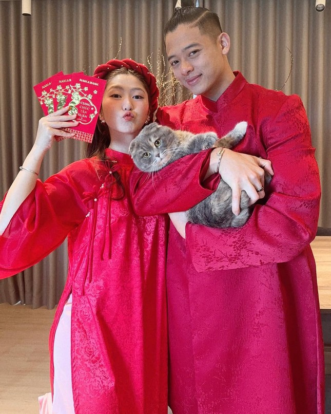 Khánh Vy, Hòa Minzy và dàn hot girl giới trẻ duyên dáng trong tà áo dài Tết ảnh 18