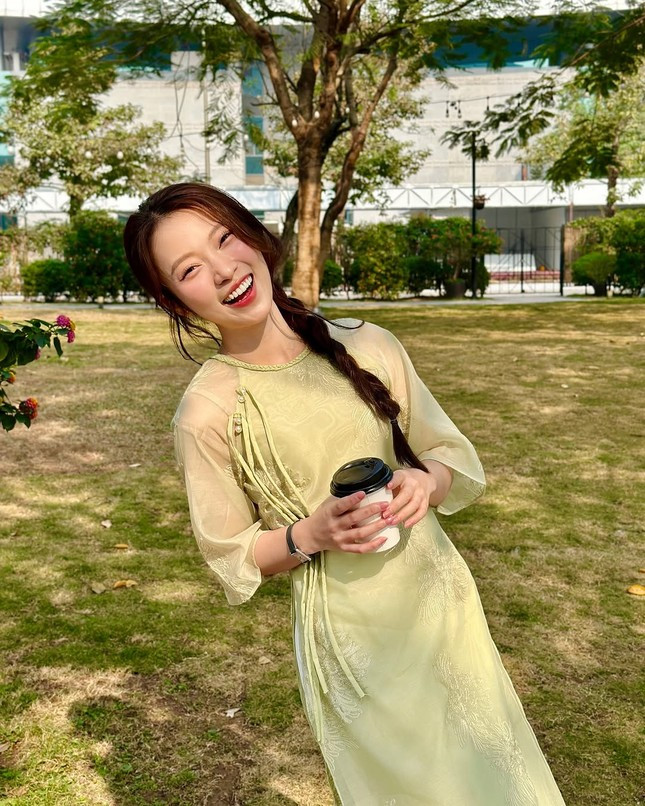 Khánh Vy, Hòa Minzy và dàn hot girl giới trẻ duyên dáng trong tà áo dài Tết ảnh 3