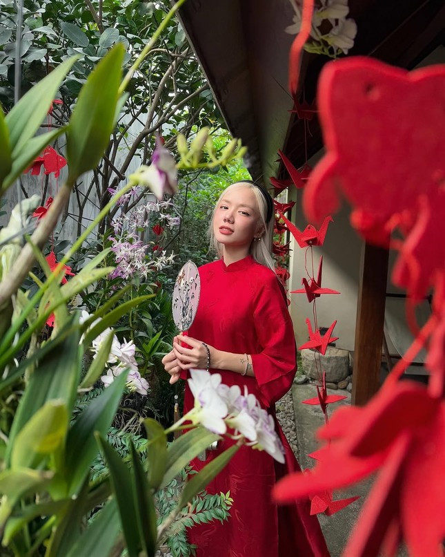 Khánh Vy, Hòa Minzy và dàn hot girl giới trẻ duyên dáng trong tà áo dài Tết ảnh 17