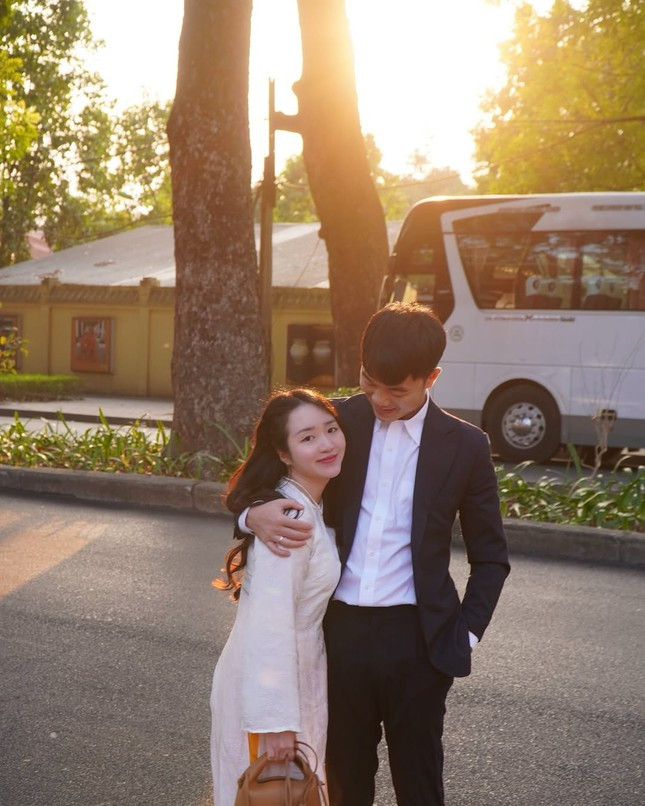 Khánh Vy, Hòa Minzy và dàn hot girl giới trẻ duyên dáng trong tà áo dài Tết ảnh 15