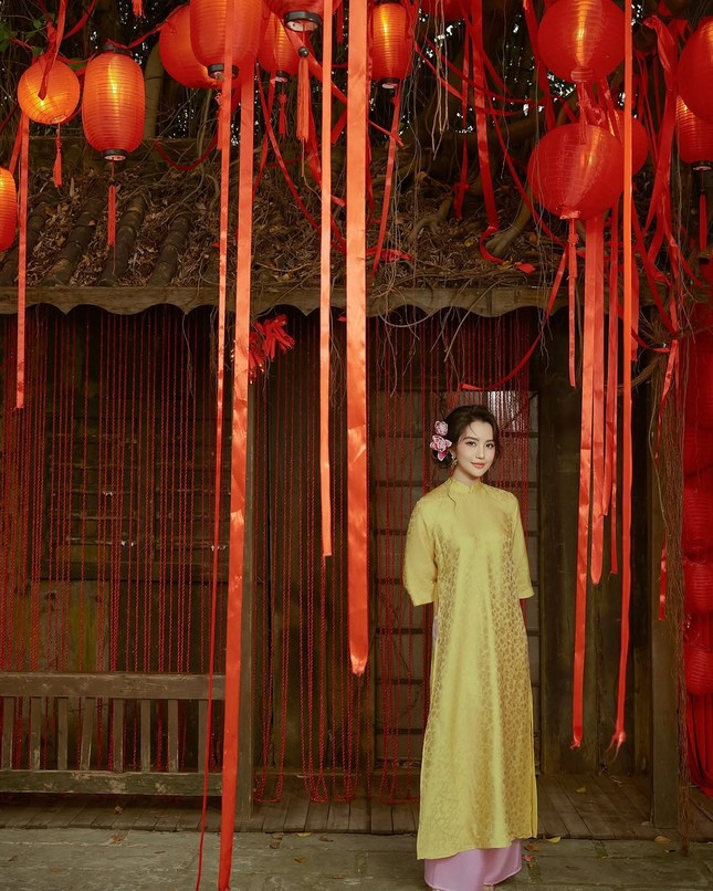 Khánh Vy, Hòa Minzy và dàn hot girl giới trẻ duyên dáng trong tà áo dài Tết ảnh 10