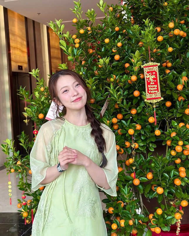 Khánh Vy, Hòa Minzy và dàn hot girl giới trẻ duyên dáng trong tà áo dài Tết ảnh 2