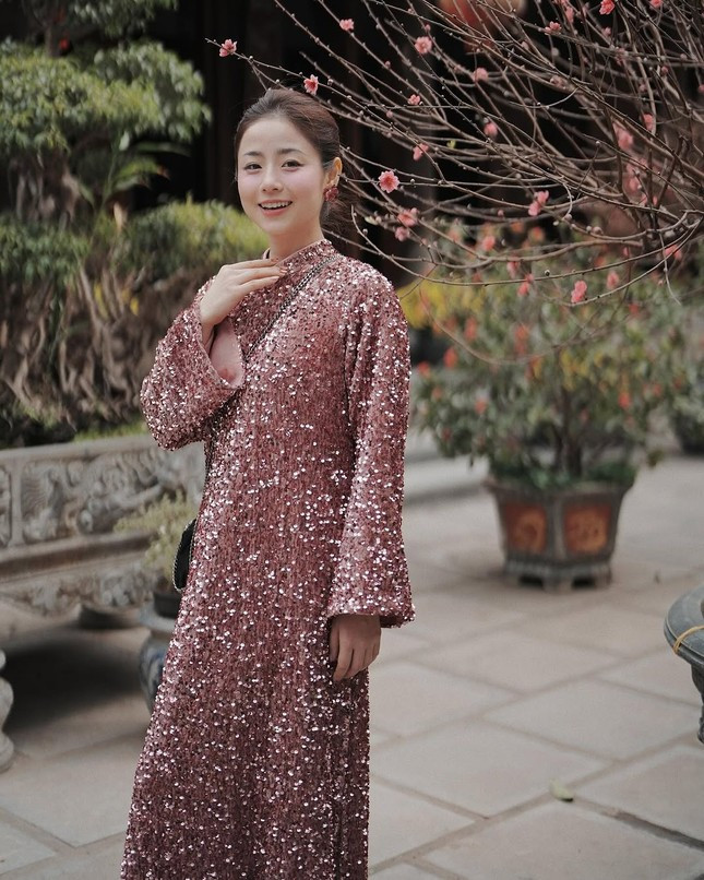 Khánh Vy, Hòa Minzy và dàn hot girl giới trẻ duyên dáng trong tà áo dài Tết ảnh 13