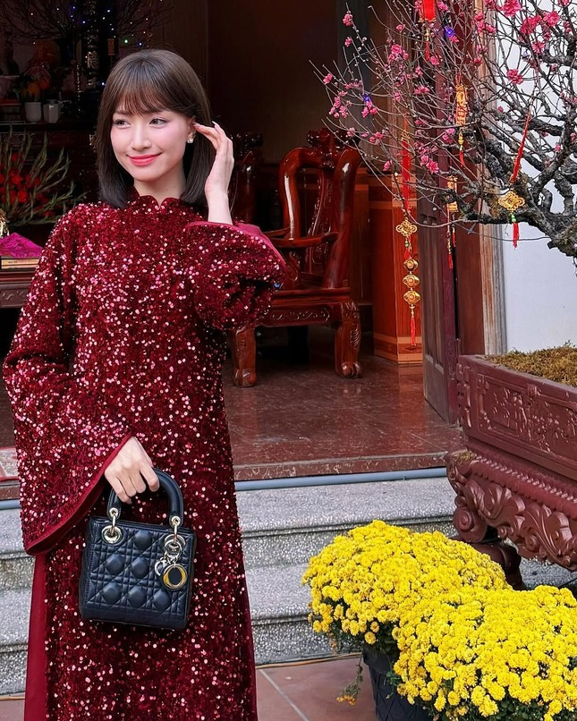 Khánh Vy, Hòa Minzy và dàn hot girl giới trẻ duyên dáng trong tà áo dài Tết ảnh 16