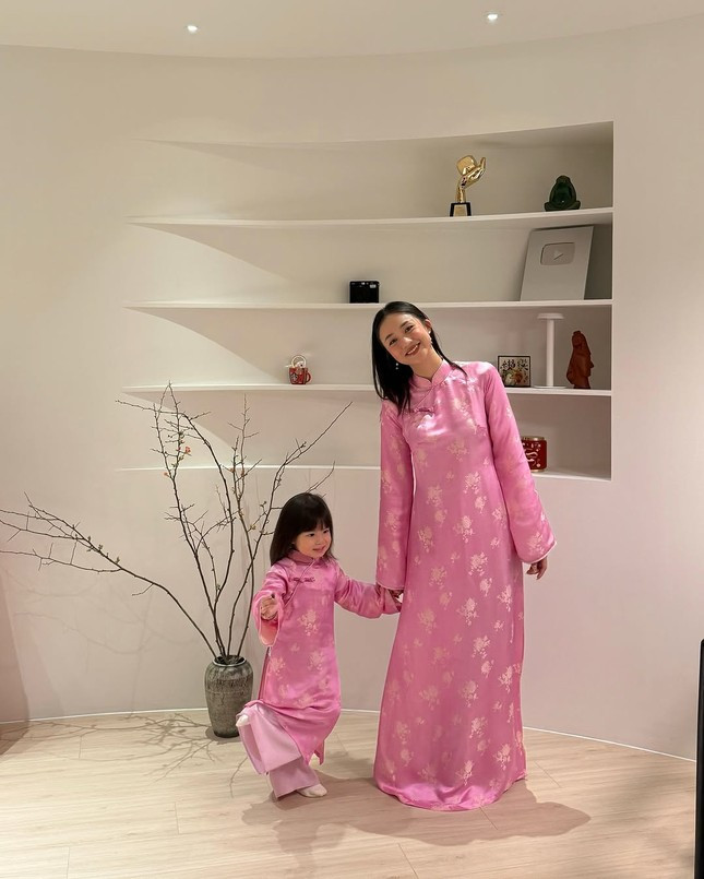 Khánh Vy, Hòa Minzy và dàn hot girl giới trẻ duyên dáng trong tà áo dài Tết ảnh 4