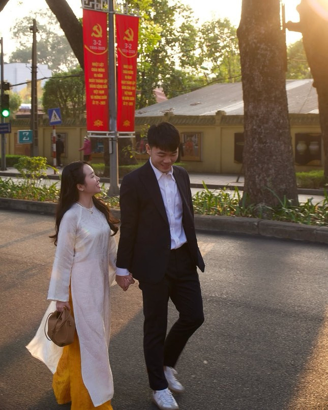 Khánh Vy, Hòa Minzy và dàn hot girl giới trẻ duyên dáng trong tà áo dài Tết ảnh 14