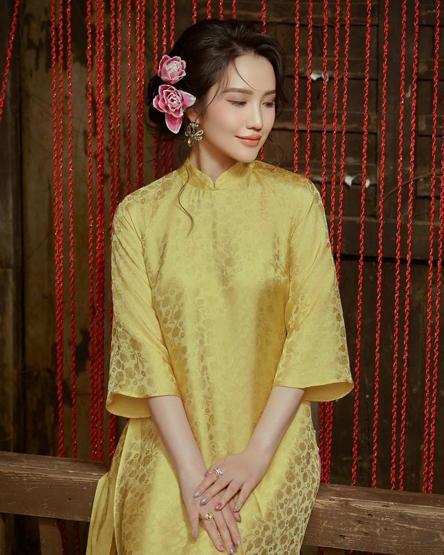 Khánh Vy, Hòa Minzy và dàn hot girl giới trẻ duyên dáng trong tà áo dài Tết ảnh 11