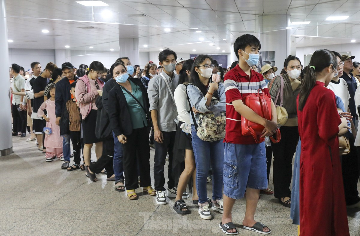 'Biển người' chờ cả tiếng để đi metro TPHCM ngày mùng 3 Tết ảnh 4