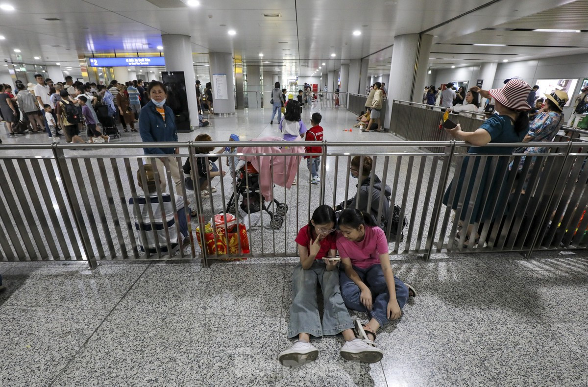 'Biển người' chờ cả tiếng để đi metro TPHCM ngày mùng 3 Tết ảnh 3