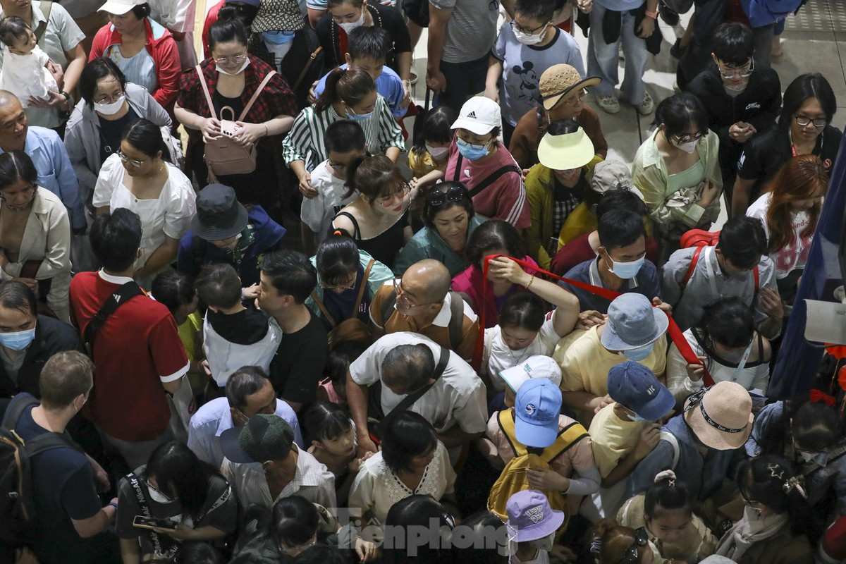 'Biển người' chờ cả tiếng để đi metro TPHCM ngày mùng 3 Tết ảnh 9