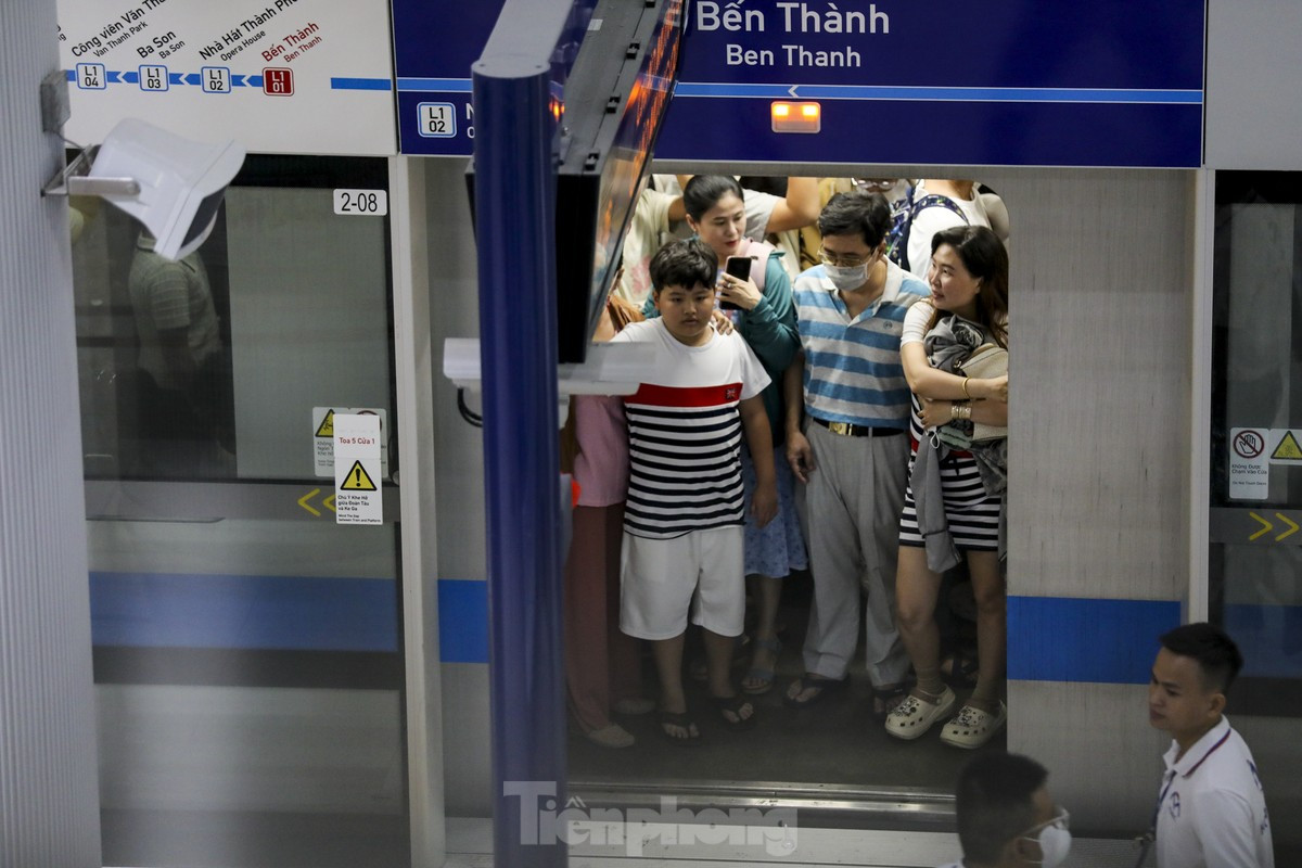'Biển người' chờ cả tiếng để đi metro TPHCM ngày mùng 3 Tết ảnh 14