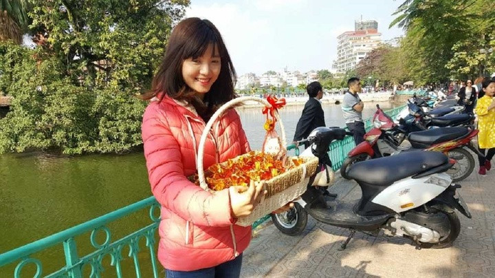 Người Việt có thói quen mua muối vào đầu năm. (Ảnh: Tuệ Lâm).