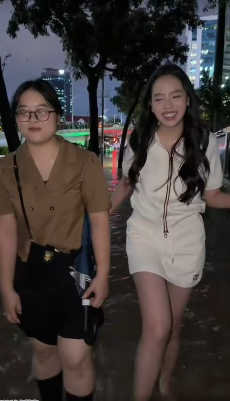 Dở khóc dở cười Hoa hậu Vbiz bì bõm lội nước giữa Hà Nội vóc dáng cam thường gây sốt