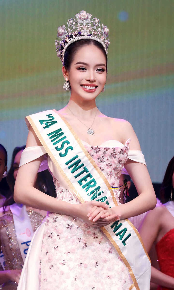 Dở khóc dở cười Hoa hậu Vbiz bì bõm lội nước giữa Hà Nội vóc dáng cam thường gây sốt