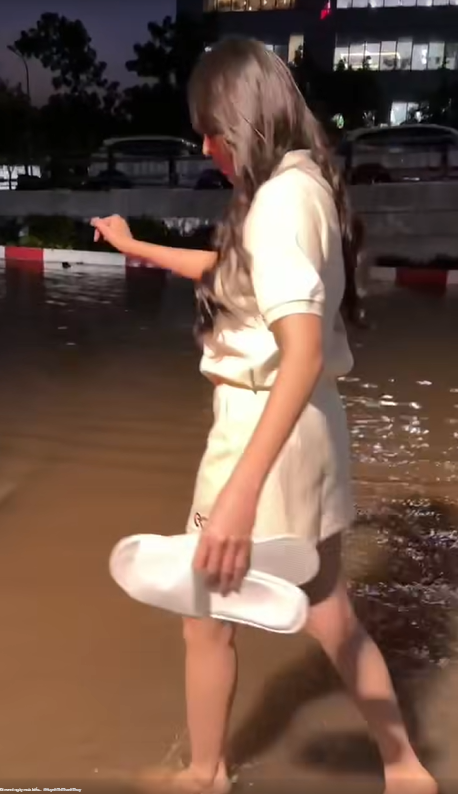 Dở khóc dở cười Hoa hậu Vbiz bì bõm lội nước giữa Hà Nội vóc dáng cam thường gây sốt